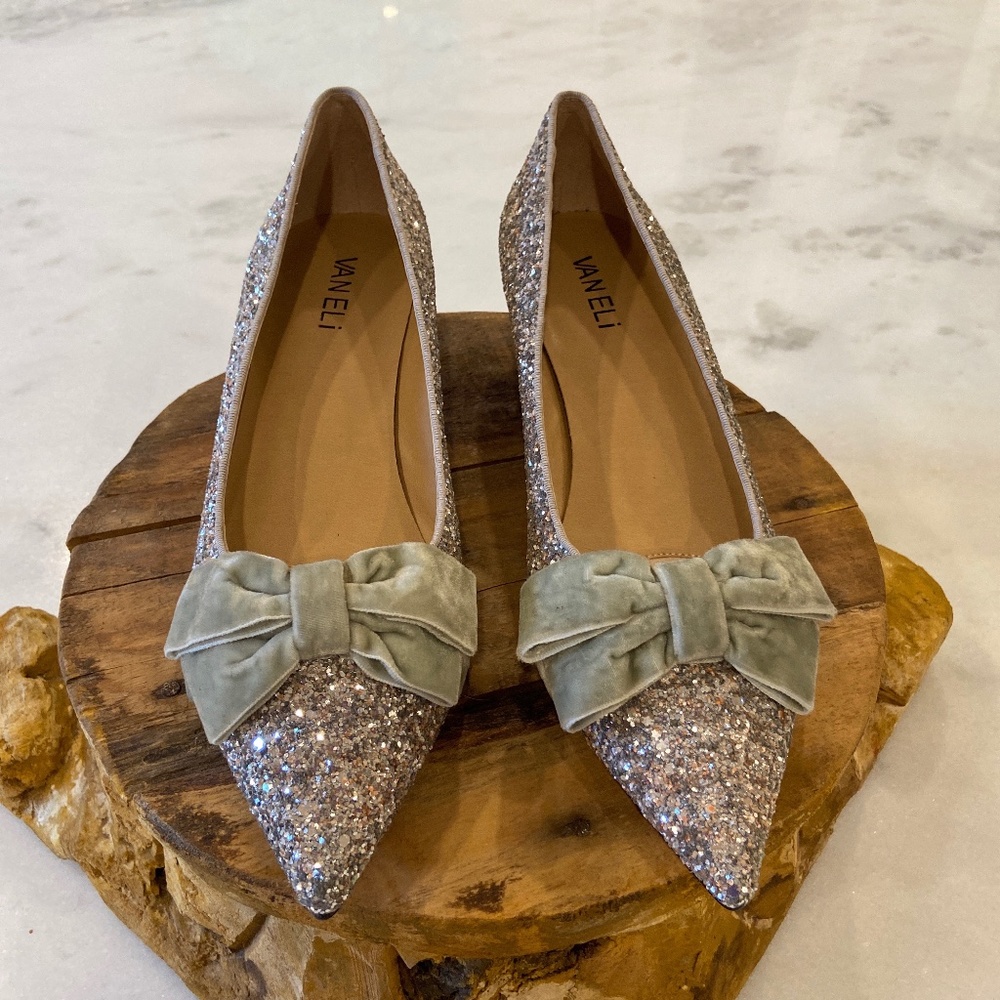 New in Box Van Eli Silver Glitter Kitten Heels w Bow, Sz 8